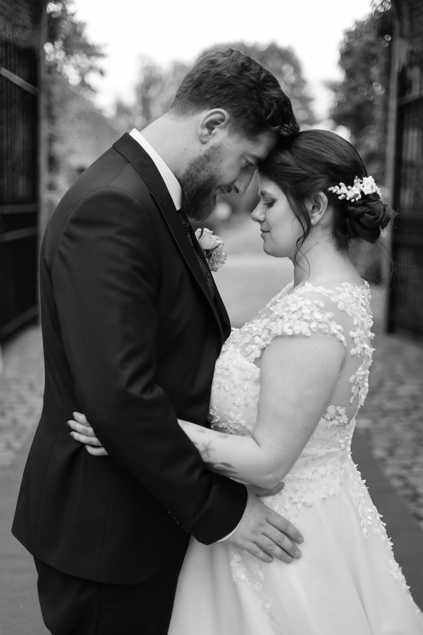 Portrait lumineux de la mariée avec son bouquet